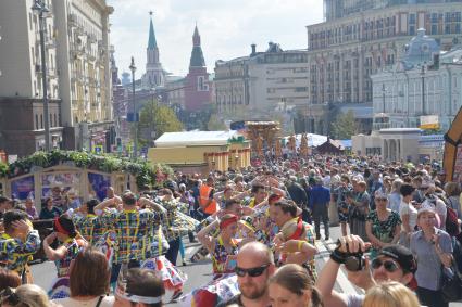 Москва. Во время праздничных мероприятий в честь Дня города на Тверской улице.