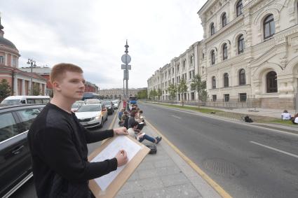 Москва. Молодые люди у Политехнического музея.