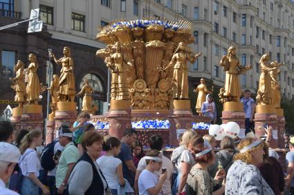 Москва. Макет фонтана `Дружба народов` во время праздничных мероприятий в честь Дня города на Тверской улице.