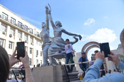 Москва. Скульптура  `Рабочий и колхозница` во время праздничных мероприятий в честь Дня города на Тверской улице.