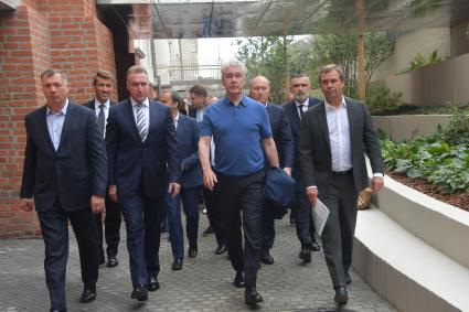 Москва. Заместитель мэра по вопросам градостроительства Марат Хуснуллин, председатель Госкорпорации `ВЭБ.РФ` Игорь Шувалов, Мэр Москвы Сергей Собянин (слева направо) осмотрели территорию Политехнического Музея.