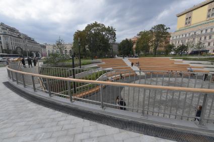 Москва. Вид на атриум и пешеходную зону у стен Политехнического музея.