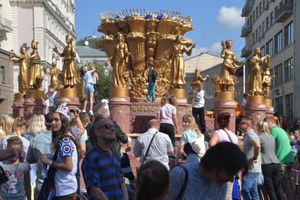 Москва. Макет фонтана `Дружба народов` во время праздничных мероприятий в честь Дня города на Тверской улице.