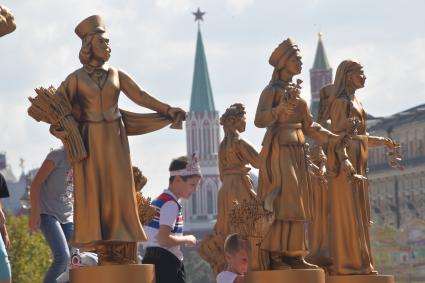 Москва. Во время праздничных мероприятий в честь Дня города на Тверской улице.