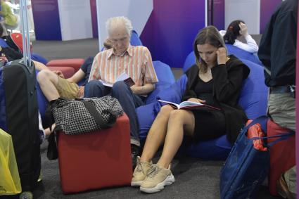 Москва. Посетители на Московской Международной Книжной ярмарке на ВДНХ.