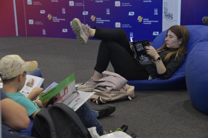 Москва. Посетители на Московской Международной Книжной ярмарке на ВДНХ.
