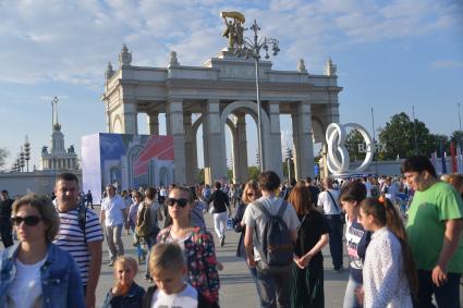 Москва. Посетители у центрального входа ВДНХ.