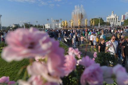 Москва. У фонтана `Дружба народов `на ВДНХ.