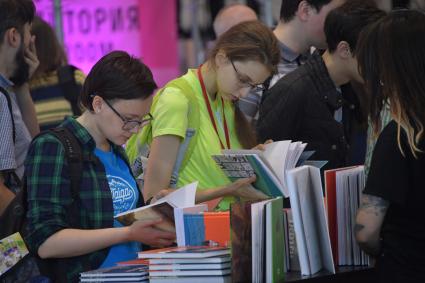 Москва. Посетители на Московской Международной  Книжной ярмарке на  ВДНХ.