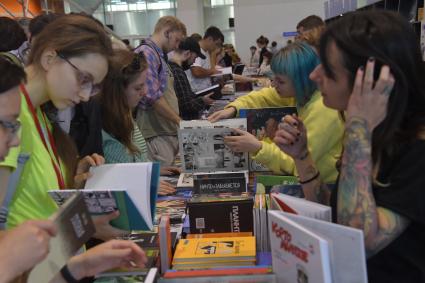 Москва. Посетители на Московской Международной Книжной ярмарке на ВДНХ.