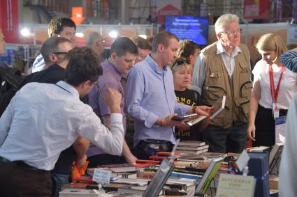 Москва. Посетители на Московской Международной Книжной ярмарке на ВДНХ.