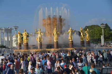 Москва. У фонтана `Дружба народов `на ВДНХ.