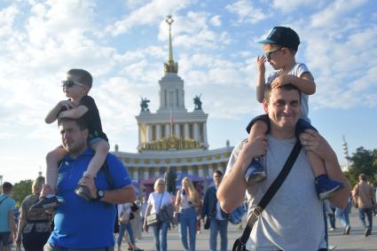 Москва. Посетители на Московской Международной  Книжной ярмарке на  ВДНХ.