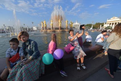 Москва. У фонтана `Дружба народов `на ВДНХ.