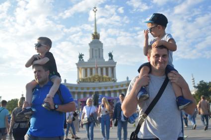 Москва. Посетители на Московской Международной  Книжной ярмарке на  ВДНХ.