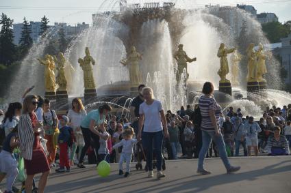 Москва. У фонтана `Дружба народов `на ВДНХ.