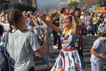 Москва.  Участники городских перформансов во время праздничных мероприятий в честь Дня города на Тверской улице.