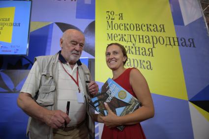 Москва. Писатель Владимир Губарев во время презентации  своей книги `Правда о Чернобыле` Издательского Дома `Комсомольская правда`на  Московской Международной  Книжной ярмарке на ВДНХ.