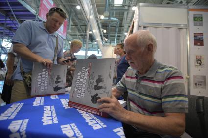 Москва.  Журналист  `Комсомольской правды`  Николай Андреев   во время презентации своей книги  ` Тайна перевала Дятлова` Издательского Дома `Комсомольская правда`на  Московской Международной  Книжной ярмарке на ВДНХ.