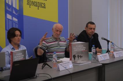 Москва. Журналисты `Комсомольской правды` Наталья Варсегова, Николай Андреев и судебно-медицинский эксперт Эдуард Туманов во время презентации книги Николая Андреева ` Тайна перевала Дятлова` Издательского Дома `Комсомольская правда`на Московской Международной Книжной ярмарке на ВДНХ.