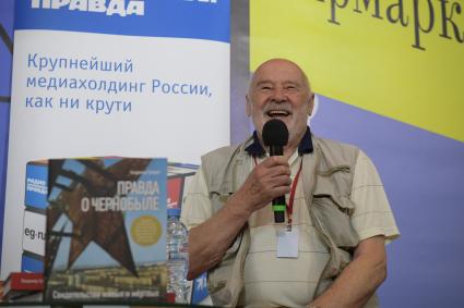 Москва. Писатель Владимир Губарев во время презентации своей книги `Правда о Чернобыле` Издательского Дома `Комсомольская правда`на Московской Международной Книжной ярмарке на ВДНХ.