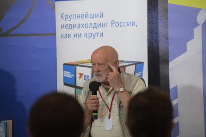 Москва. Писатель Владимир Губарев во время презентации своей книги `Правда о Чернобыле` Издательского Дома `Комсомольская правда`на Московской Международной Книжной ярмарке на ВДНХ.