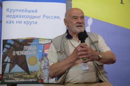 Москва. Писатель Владимир Губарев во время презентации  своей книги `Правда о Чернобыле` Издательского Дома `Комсомольская правда`на  Московской Международной  Книжной ярмарке на ВДНХ.