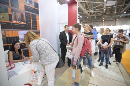 Москва.  Писательница Маша Трауб на  Московской Международной  Книжной ярмарке на ВДНХ.