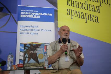 Москва. Писатель Владимир Губарев во время презентации  своей книги `Правда о Чернобыле` Издательского Дома `Комсомольская правда`на  Московской Международной  Книжной ярмарке на ВДНХ.