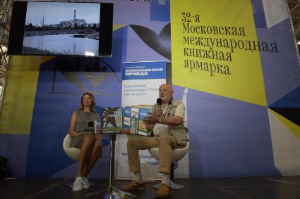 Москва. Писатель Владимир Губарев во время презентации  своей книги `Правда о Чернобыле` Издательского Дома `Комсомольская правда`на  Московской Международной  Книжной ярмарке на ВДНХ.