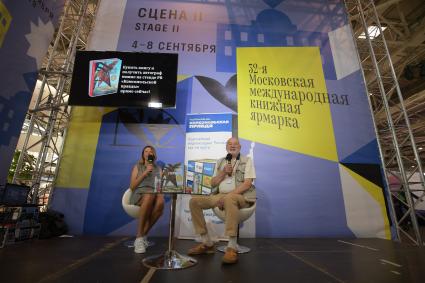 Москва. Писатель Владимир Губарев во время презентации  своей книги `Правда о Чернобыле` Издательского Дома `Комсомольская правда`на  Московской Международной  Книжной ярмарке на ВДНХ.