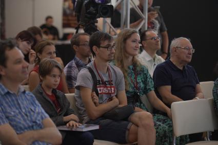 Москва. Во время презентации книги `Правда о Чернобыле` Издательского Дома `Комсомольская правда`на  Московской Международной  Книжной ярмарке на ВДНХ.