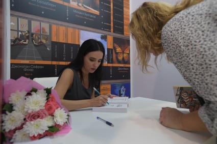Москва.  Писательница Маша Трауб на  Московской Международной  Книжной ярмарке на ВДНХ.