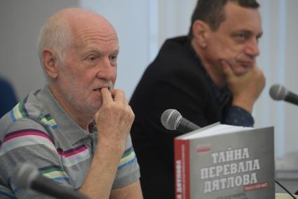 Москва.  Журналист  `Комсомольской правды`  Николай Андреев  во время презентации своей  книги ` Тайна перевала Дятлова` Издательского Дома `Комсомольская правда`на  Московской Международной  Книжной ярмарке на ВДНХ.