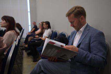 Москва. Во время презентации книги `Правда о Чернобыле` Издательского Дома `Комсомольская правда`на  Московской Международной  Книжной ярмарке на ВДНХ.