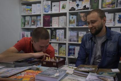 Москва.  На  Московской Международной  Книжной ярмарке на ВДНХ.