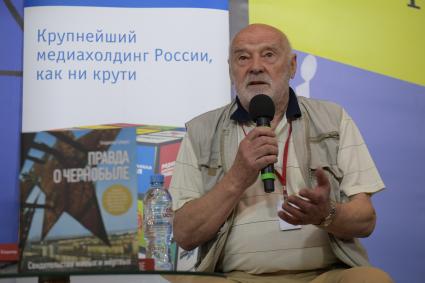 Москва. Писатель Владимир Губарев во время презентации  своей книги `Правда о Чернобыле` Издательского Дома `Комсомольская правда`на  Московской Международной  Книжной ярмарке на ВДНХ.