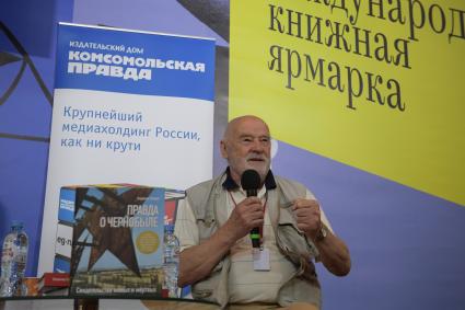Москва. Писатель Владимир Губарев во время презентации своей книги `Правда о Чернобыле` Издательского Дома `Комсомольская правда`на Московской Международной Книжной ярмарке на ВДНХ.