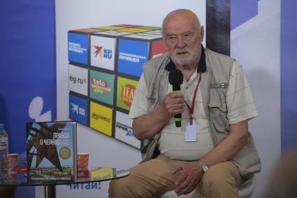 Москва. Писатель Владимир Губарев во время презентации своей книги `Правда о Чернобыле` Издательского Дома `Комсомольская правда`на Московской Международной Книжной ярмарке на ВДНХ.