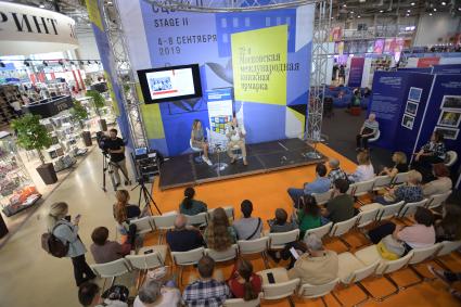 Москва. Писатель Владимир Губарев во время презентации своей книги `Правда о Чернобыле` Издательского Дома `Комсомольская правда`на Московской Международной Книжной ярмарке на ВДНХ.