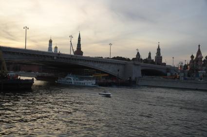 Москва. Вечерний вид Кремля и Москворецкой набережной.