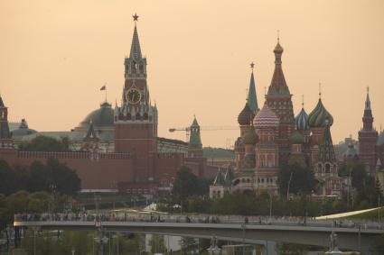 Москва. Вечерний вид на Кремль и Парящий мост .