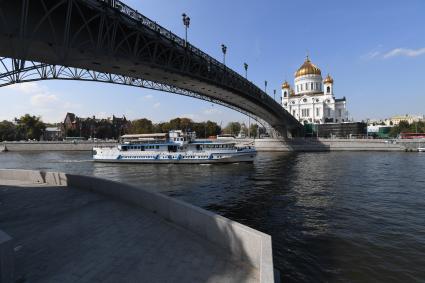 Москва.   Вид на Патриарший мост и Храм Христа Спасителя.