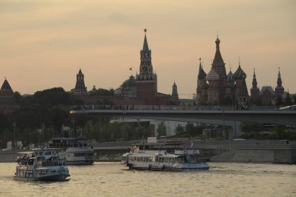 Москва. Вечерний вид на Кремль и Парящий мост .