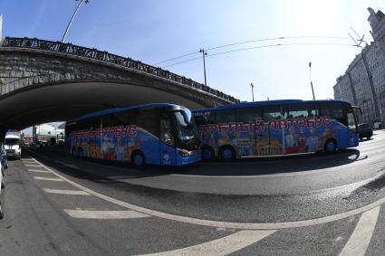 Москва.  Экскурсионный `Добрый автобус`  у  Большого Каменного моста.