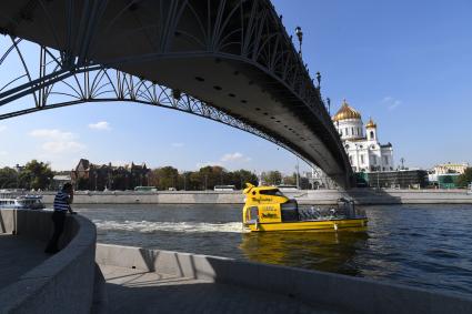 Москва.   Вид на Патриарший мост и Храм Христа Спасителя.