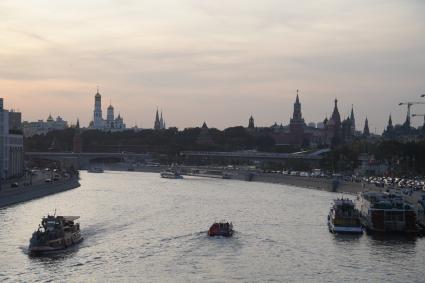 Москва. Вечерний вид на Кремль и Парящий мост с Большого Устинского моста.