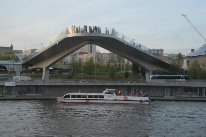 Москва.  Вид на  Парящий  мост парка Зарядье.