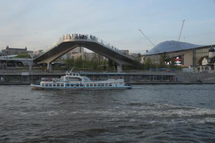 Москва.  Вид на  Парящий  мост парка Зарядье.