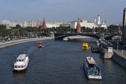 Москва.   Вид на Кремль и Большой Каменный мост.